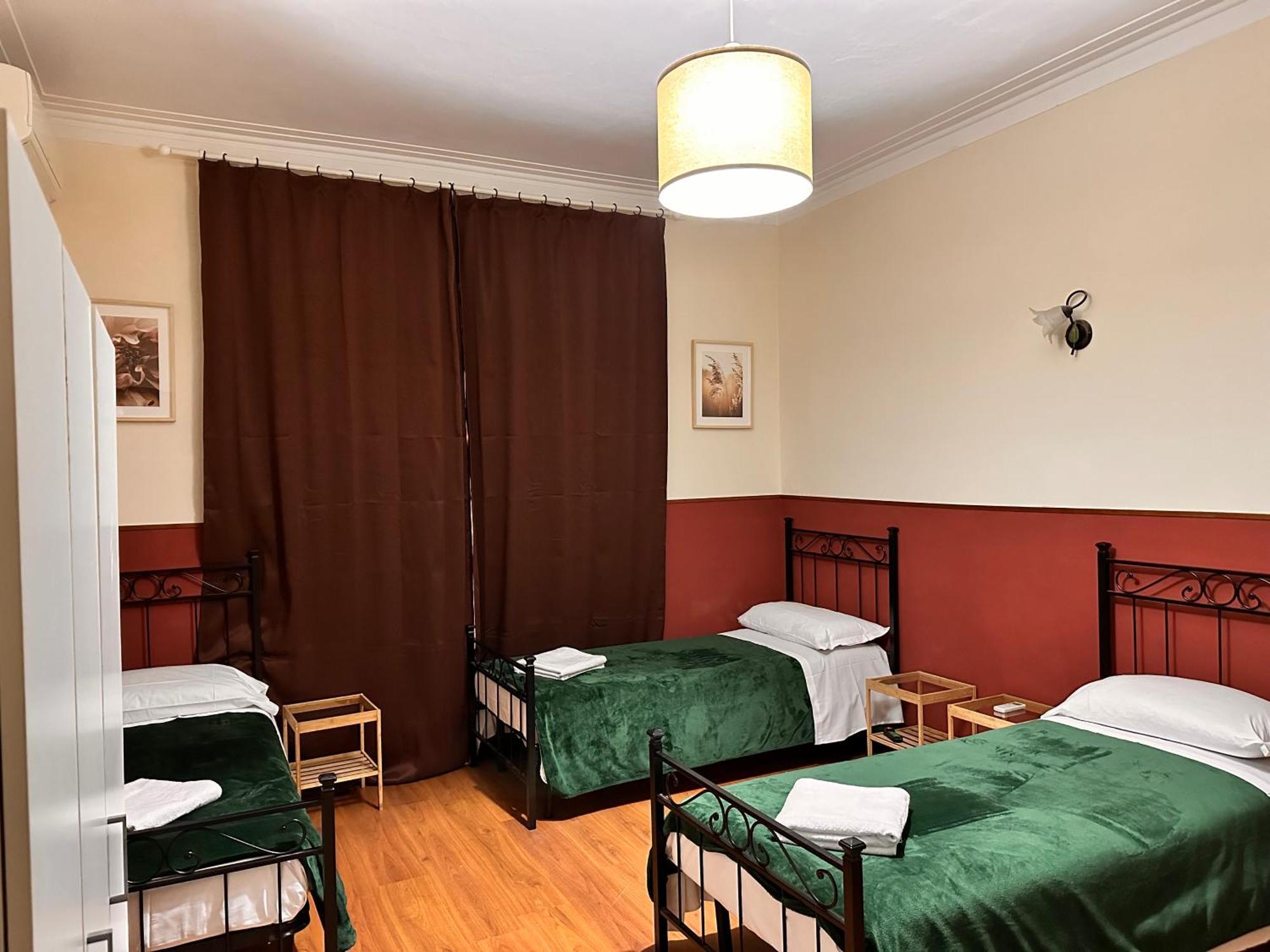 Pardis Hostal Roma